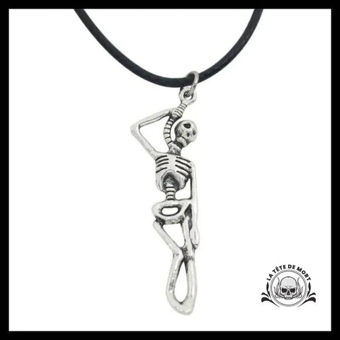 Collier Tête de Mort Zombie Pendu